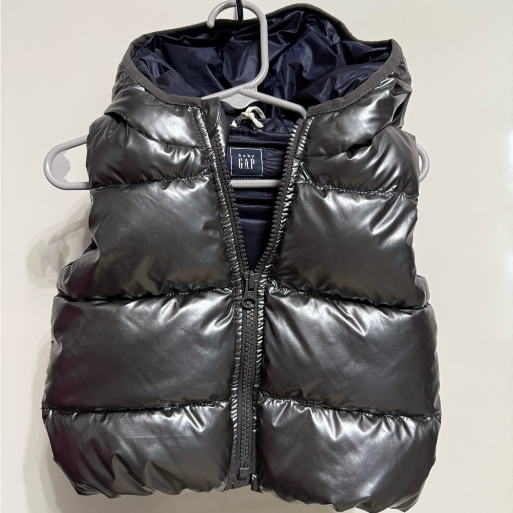 Baby GAP Shiny Silver metallic Puffer Vest with hood 12-18 moths